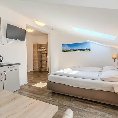Oberfeld West Muenchen, Selbstversorgerhotel Straßlach-Dingharting